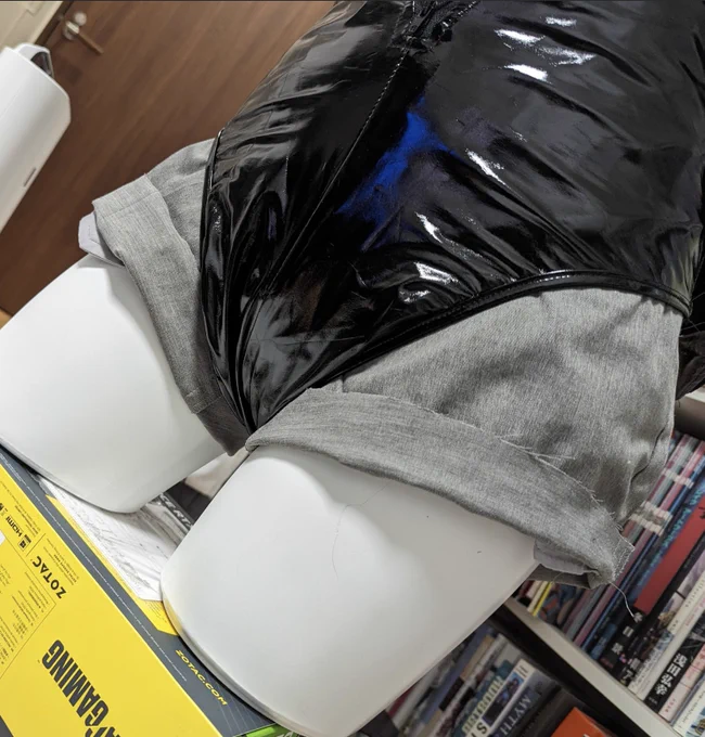 今回はメルカリで買ったコスプレ(450円)とズボン(1000円)の元を取るぜ!という強い意気込みで描いてます