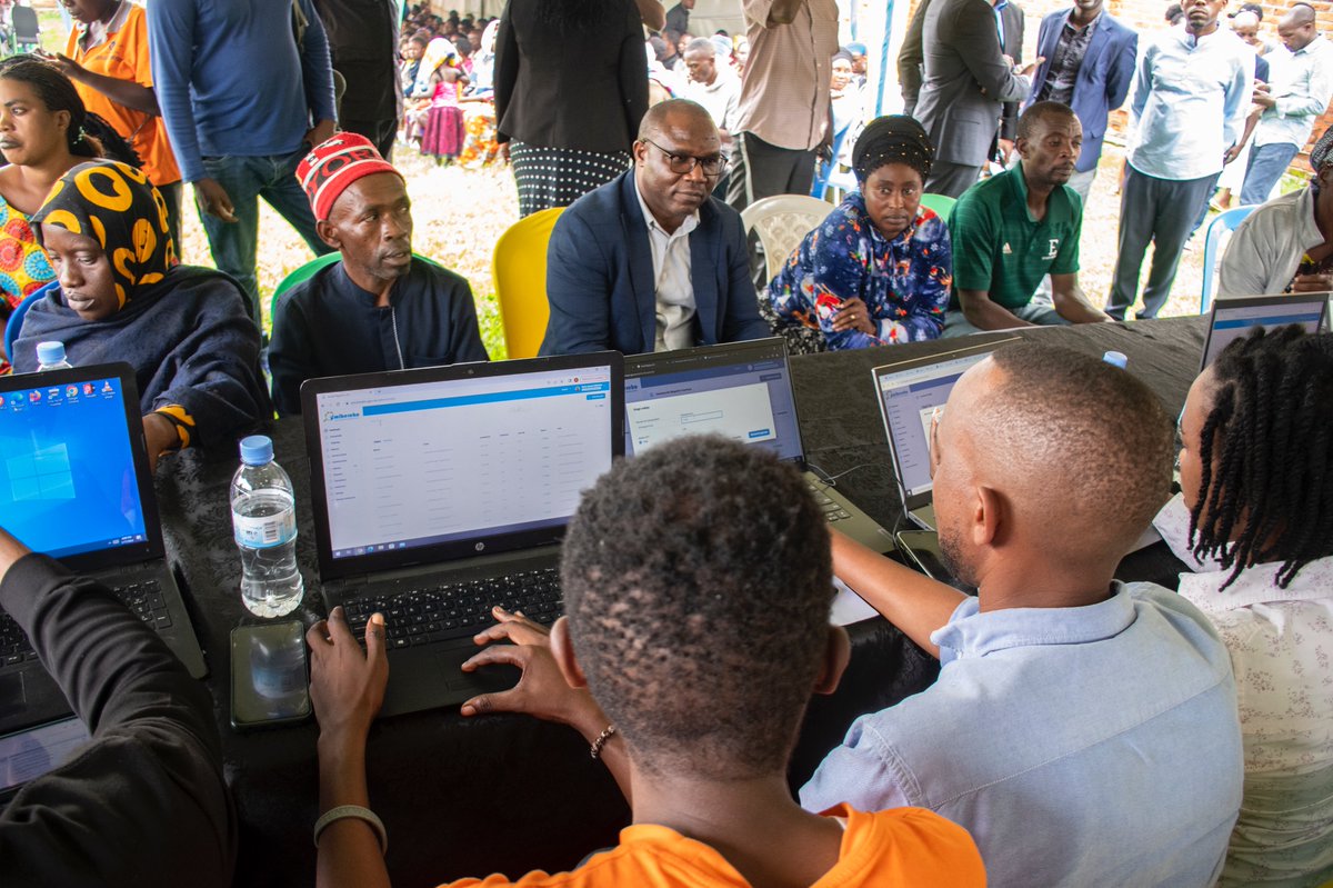 RwandaLocalGov's tweet photo. Gahunda yo kumenyekanisha Sisitemu "𝗜𝗺𝗶𝗯𝗲𝗿𝗲𝗵𝗼" ikubiyemo amakuru ku mibereho y'ingo yatangirijwe mu Mujyi wa Kigali.

🔹Ushobora kureba amakuru y'urugo rwawe kuri telefone ukanze *𝟏𝟗𝟓#.
🔸Usanze urugo rutanditse cyangwa harimo amakuru yo gukosoza, gana Akagari. https://t.co/ZURhfMWWrd