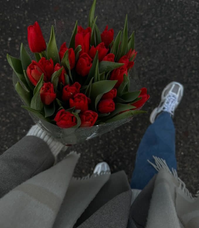 ہم وہ ہیں!
 جو ہم ہی سے کھو گئے ہیں۔
زندگی کی روشنیوں میں، 
اپنی روشنی گم ہوتی چلی جارہی ہے۔  
اور اب خواہش ہے!
پھر سے
خود کو جاننے کی, 
اپنا پتا ڈھونڈنے کی,
اپنی روشنی, 
اپنی آواز کی۔
اے زندگی بتا!
کہاں کھو گئے ہیں ہم؟؟

#اردو_زبان