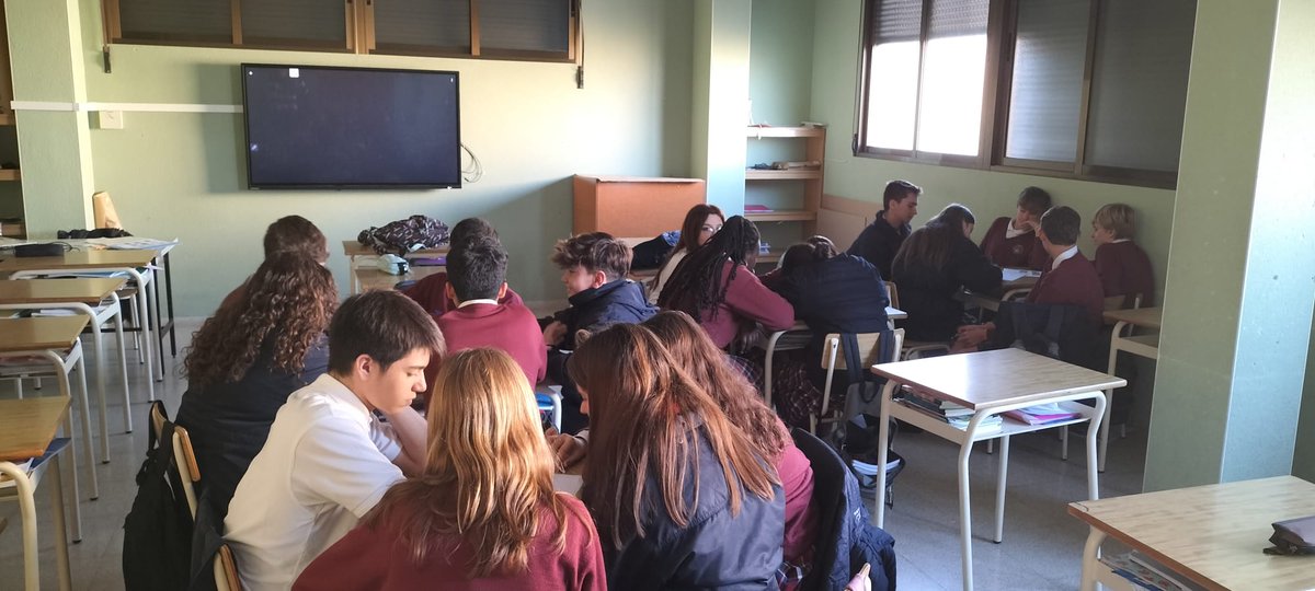 CMTLaRapita's tweet photo. Aquesta setmana a la classe de 3r d'ESO hem tingut la primera xerrada d'#EconomiaSocial enmarcada en el projecte del #ServeiComunitari: "L'economia més enllà dels diners". 

#SagradaFamília #LaRàpita #SagradaFamíliaLaRàpita #carmelitesLaRàpita #AESCAT https://t.co/Pls6ONNzxC