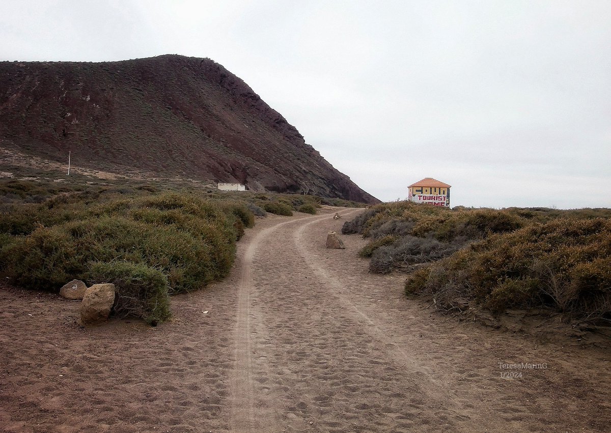 El mar es atrayente por el peligro que presenta... 🌀
Camino del mar... ⛱️

#montañaroja
#surdetenerife 🇮🇨