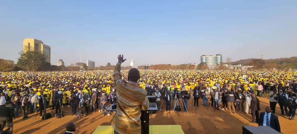 KingsolomonZW's tweet photo. The leader of Democratic Alternative in Zimbabwe, addressing the Democratic alternative ground forces.
What is Ngarivhume, Linda, Chapman and Mwonzora bringing on the table?
Who are they representing?
 Kwanai https://t.co/w40MJ76TPW