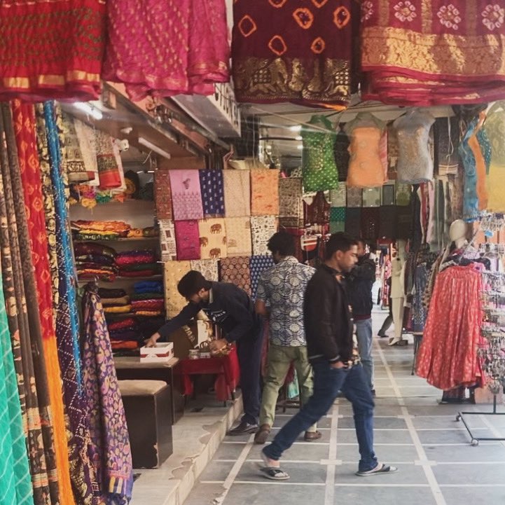 h18kyoko_cioca's tweet photo. いったん市内に戻りbapubazaarへ〜

#pinkcity
#jaipur
#inedia
#ピンクシティ
#インド
#ジャイプル https://t.co/LLxjDgASxi