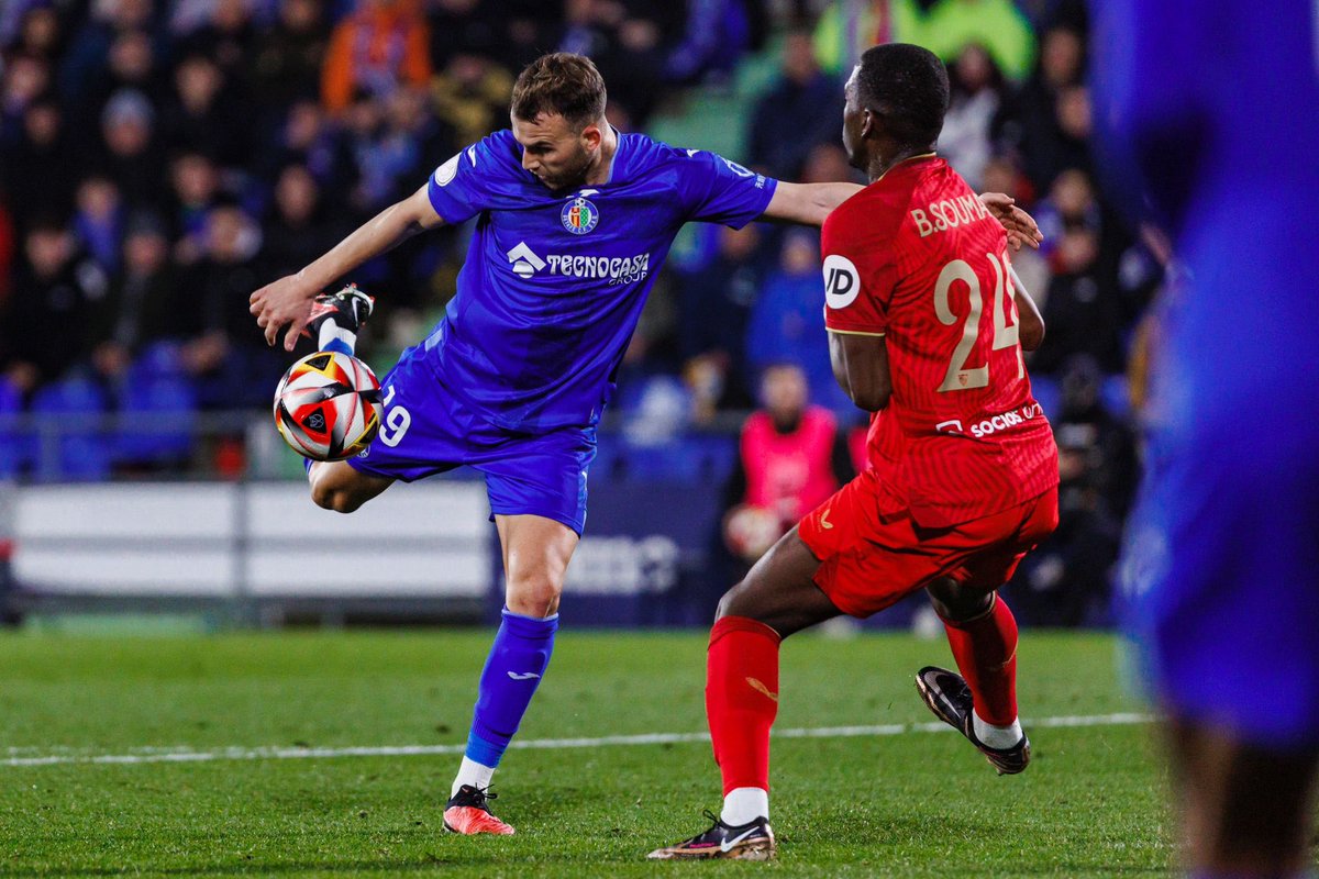 Ayer sufrimos un golpe, pero esta familia nunca se rinde y nos vamos a levantar todos juntos. Gracias por vuestro apoyo incondicional, afición. Somos el Getafe y vamos a dejarnos la vida de aquí al final de temporada. VAMOS! @getafecf 💙🫡💪🏻