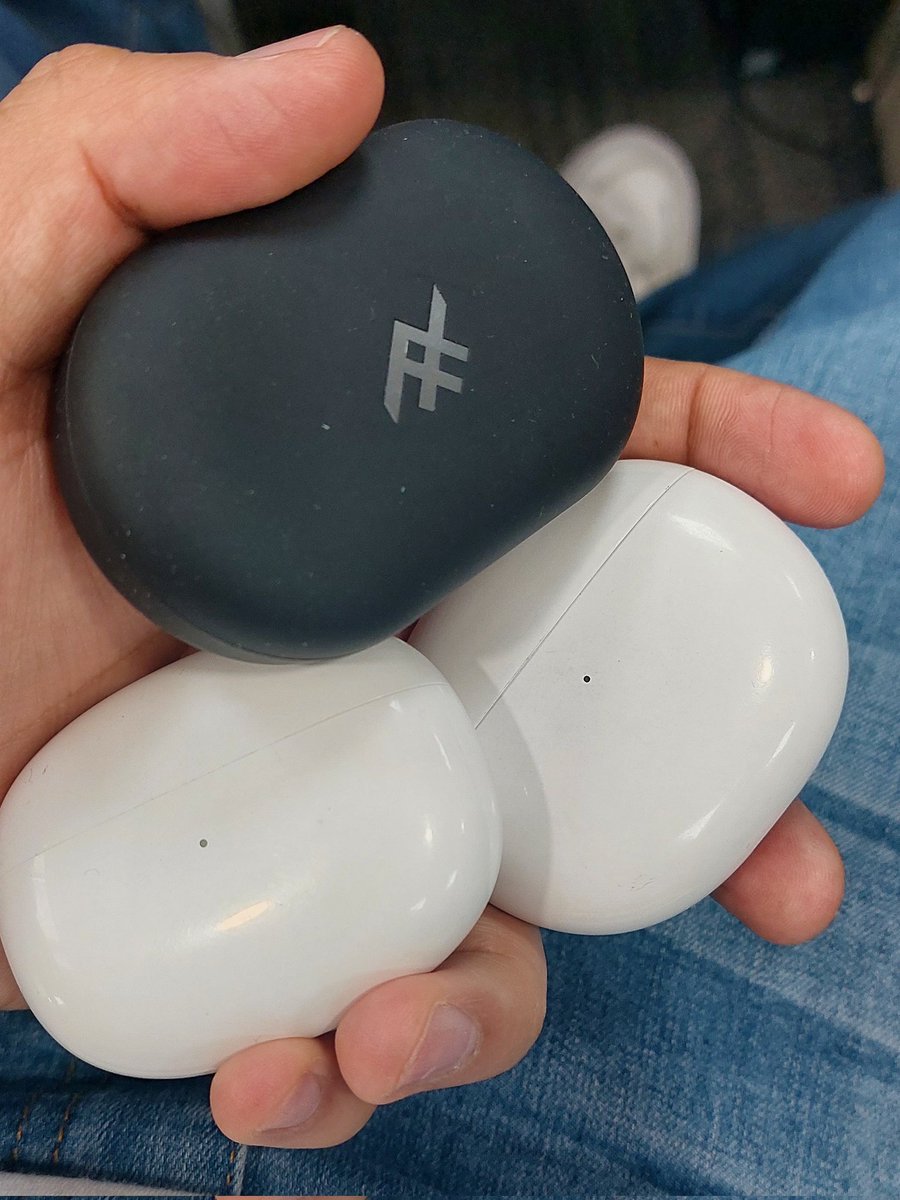 SoteloDuParc's tweet photo. Pregunta seria... Ustedes cuántos audífonos llevan en su mochila o bolso?
Yo llevo 2 o 3 por si se acaba la batería. https://t.co/t5MkfnNfyK