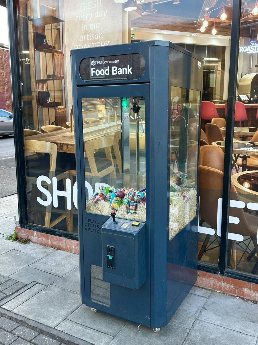 fokawolf's tweet photo. HM Government Food Bank
2010 - 60k people used food banks
2023 - 2.98 million people used food banks
Street install with Imbue https://t.co/s0a3BgIWAz