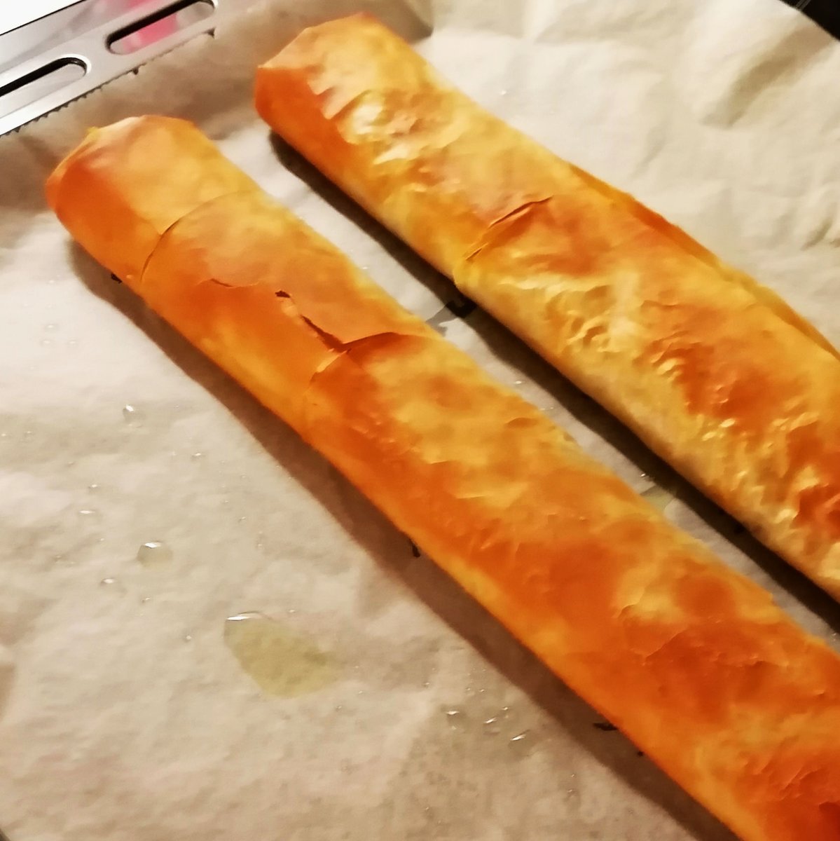 MikeKocht's tweet photo. Wieder einmal #Strudel #Twooking, heute mit einem Hauch von #Griechenland
Fülle: #Melanzani &amp; #Feta - fein gewürzt mit #Oregano und der Prise #Zimt
Teig nicht selbst gemacht, aber selbst gekauft! ;-)

https://t.co/pObQhlnEkm https://t.co/MzWnBrkVZH