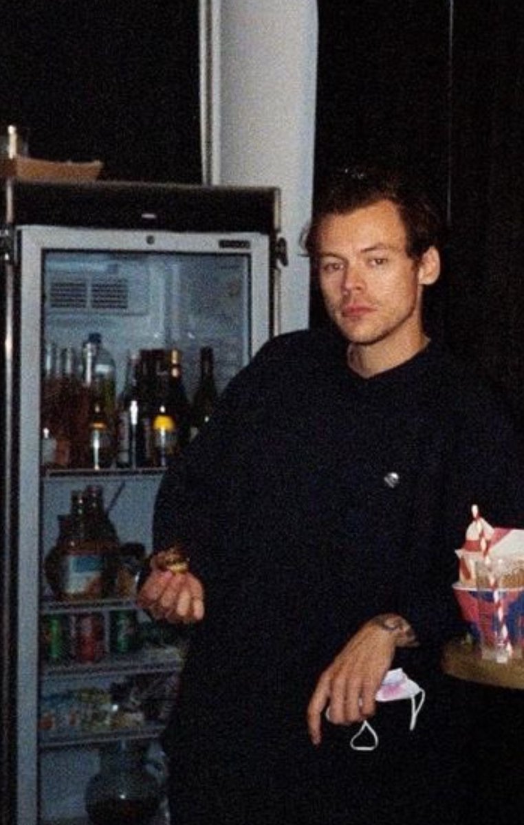 altersasideCoaC's tweet photo. Look at Harry just being Harry so effortlessly https://t.co/b7Ctj8pR8m