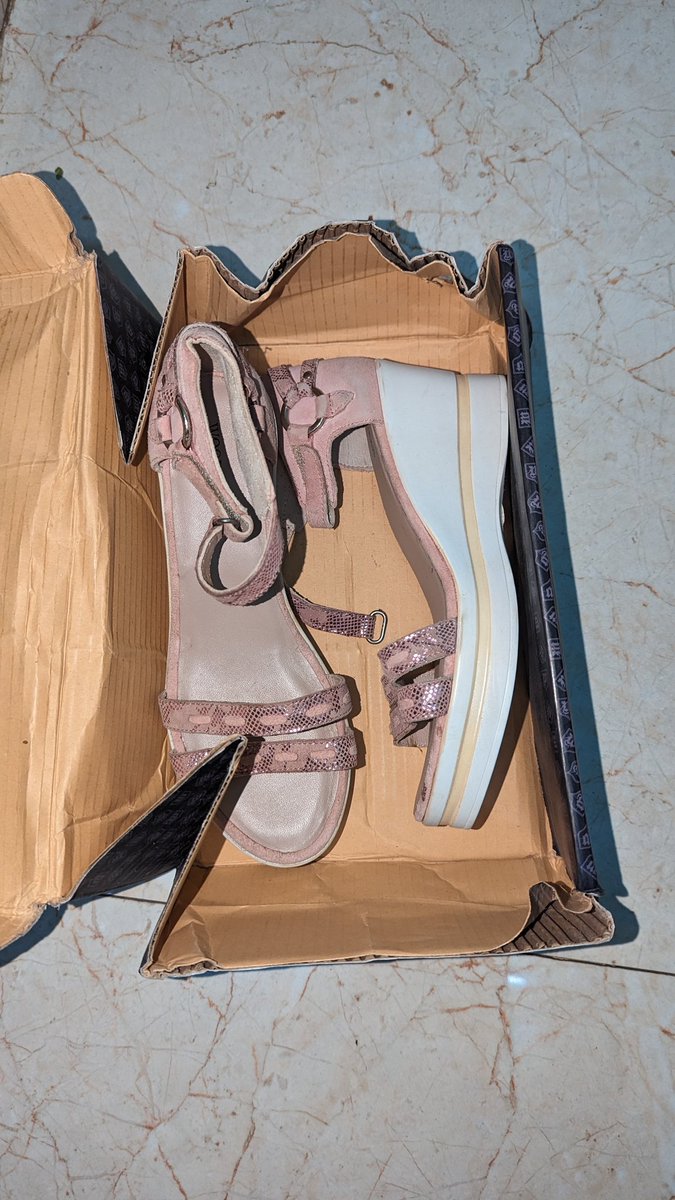 pandey_tanay's tweet image. @Woodland What the hell is wrong with woodland ordered the sandle and received used widges from woodland official website