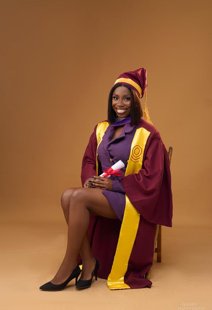 buhmiee's tweet photo. A graduATE 🔥🔥❤️❤️ https://t.co/OhJGdAgJN4