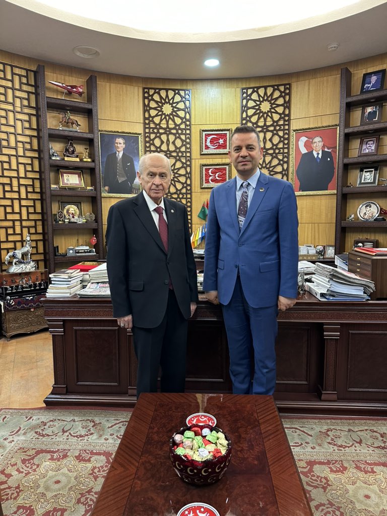 Bugün; Genel Başkanım, Liderim, Atam, Babam, Varlık sebebim Sayın Devlet Bahçeli’nin emrinde görevimin 23.Yıl dönümü. Allah nice yıllar Liderimin emrinde hizmet etmeyi nasip etsin. Bilenler bilir, bilmeyenlere duysun, Liderim için Can alıp, Can vermezsem
GÖK GİRSİN KIZIL ÇIKSIN.!