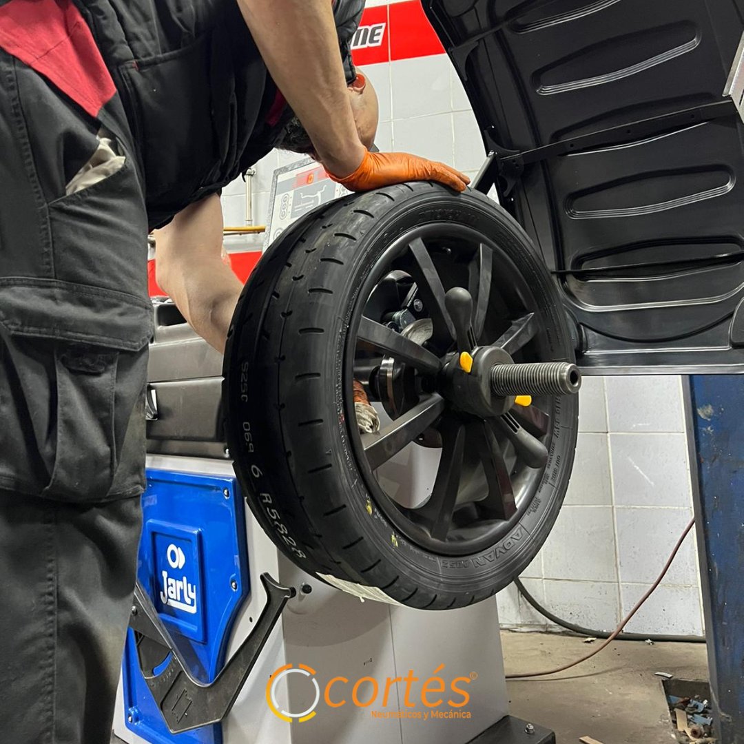 servicioscortes's tweet photo. Mirad qué joya de LOTUS Elise S ha pasado por nuestro taller para montarle 4 neumáticos Yokohama Advan A052, un semi-slick homologado para el uso en carretera.

¡Disfrútalo! Nosotros ya lo hemos hecho 😉 https://t.co/1uViily5fj