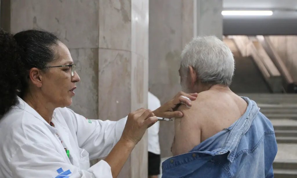 teladobrasil's tweet photo. Priorizar grupos de risco: Os Desafios no combate à covid-19 três anos após a primeira dose no Brasil
https://t.co/2UjxbuQzp8 https://t.co/6ZSoSfiWHK