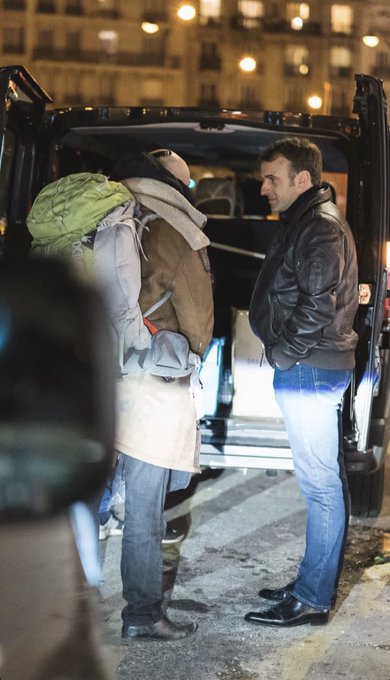 - T'es tout seul dans ta tente ? 
- Non on dort à 2 
- Vous couchez ensemble un peu ?