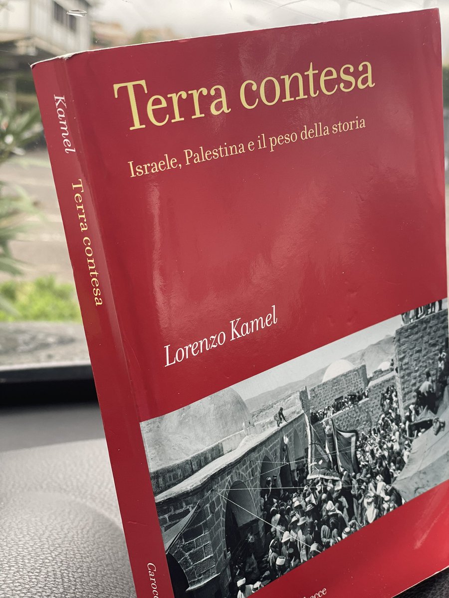 Leggere oggi “Terra Contesa” di @lorenzokamel è doloroso quanto necessario. Come recita il sottotitolo, il “peso della storia” grava su/determina gli eventi odierni (e relativa narrazione) per cui è necessario conoscerla. Doloroso perché realizzi che la storia è ignorata tanto 1