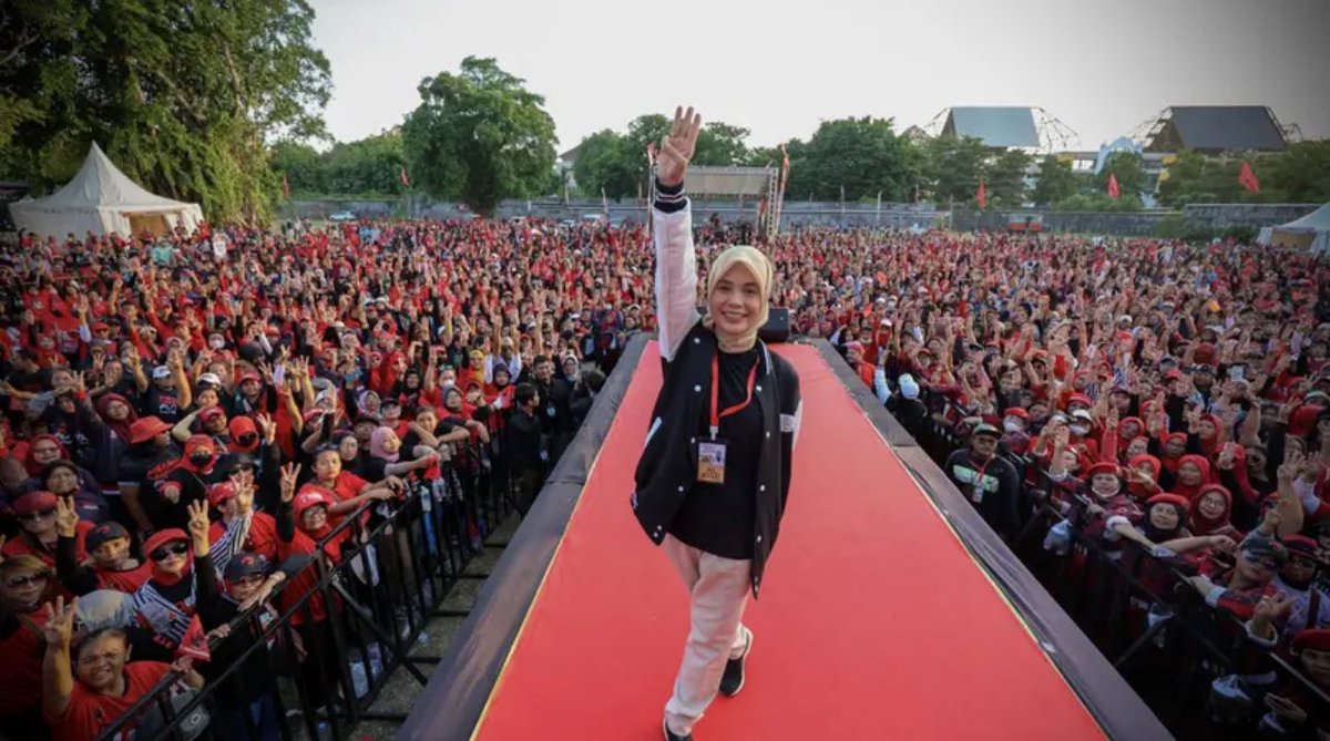 Tetangga mandeg bahkan merosot, hanya karena 1 alasan : mereka MEMBOSANKAN ! 

Kerjanya maksimal cuma : 
* kumpulin massa
* triak2 soal debat dgn narasi di-bully (tentara kok bisa kena di-bully🙄) lalu goblok2in lawan di kandang.
* terakhir : jogeddd ! (andalan) 

Sementara calon