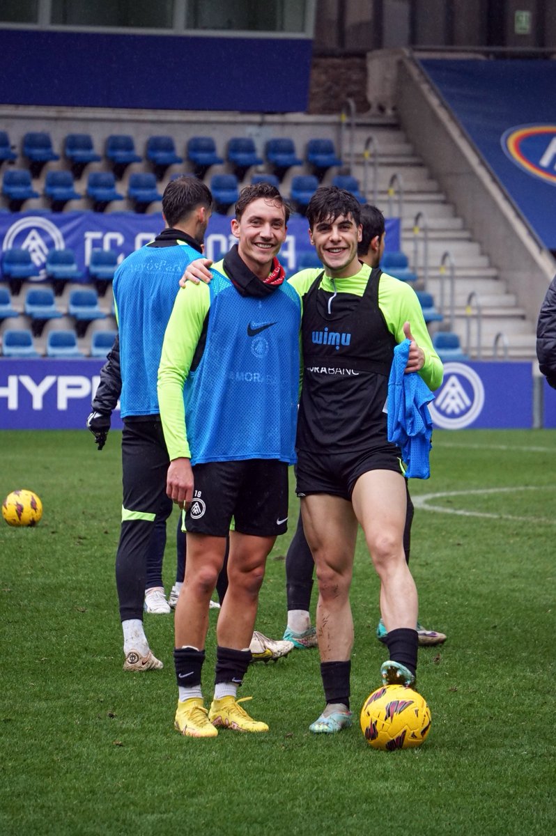 🌧️ Al mal temps, bona cara! 😄 #RealZaragozaAndorra #SomTricolors 🔵🟡🔴