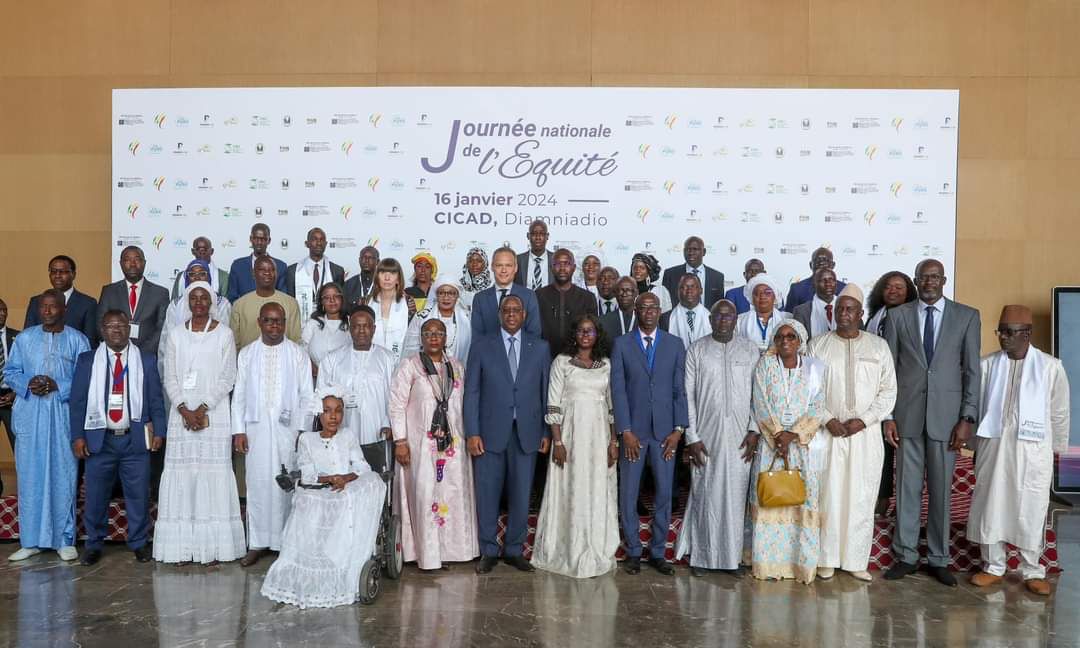 pudcsenegal's tweet photo. l a salué les performances du #PUDC en termes de réalisations d’infrastructures socio-économiques de base (eau, électricité, pistes de désenclavement et équipements pour alléger la pénibilité des travaux des femmes).

2/2 https://t.co/ECmrHiOzFG