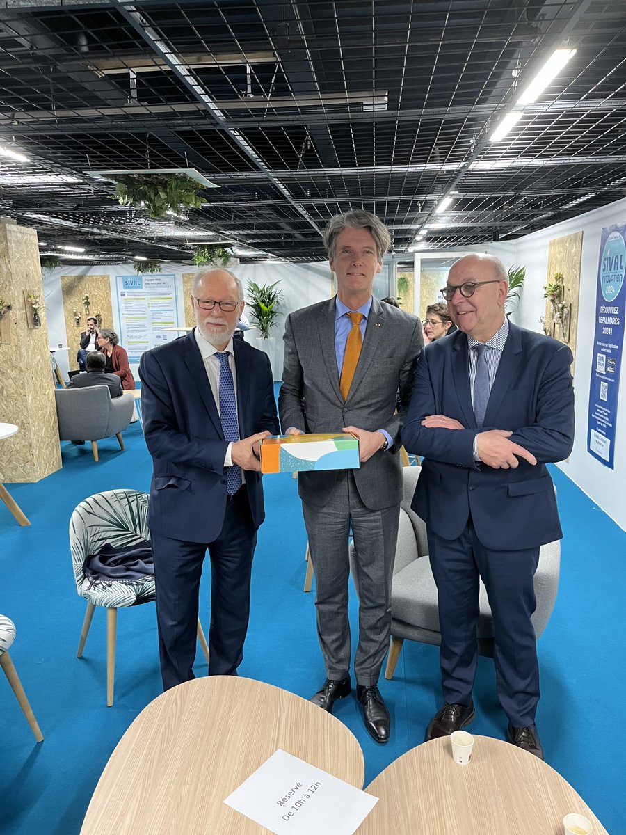 Ambassadeur ⁦@JanVersteegBZ⁩ warm ontvangen op de ⁦@SIVAL_ANGERS⁩ tuinbouwbeurs. Wederom veel Nederlandse exposanten, waaronder enkele prijswinnaars. ⁦@GlastuinbouwNL⁩ ⁩ ⁦@GreenportsNL⁩