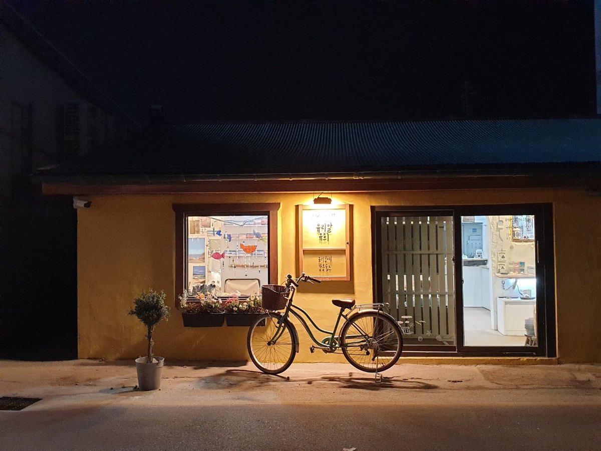 강릉 거리를 배회하다 찍은 사진인데 가게 앞에 자전거가 없었다면 평범한 풍경으로 보여 그냥 지나쳤을지도...(2023)