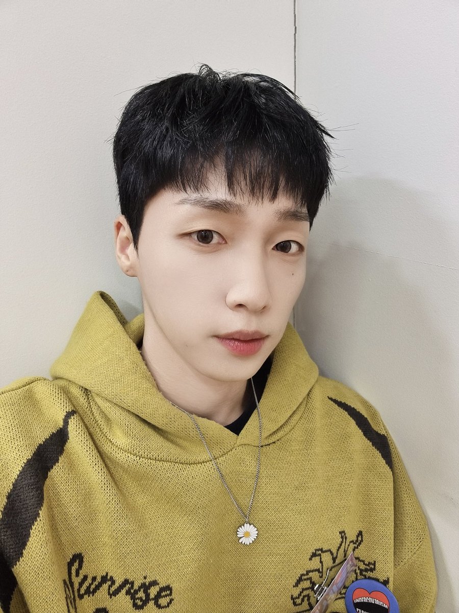 jeongsewoon_twt's tweet photo. 📸 2024.01.17 MBC 아이돌라디오

토크 할 때는 깜찍한 노란색이
조금 더 찐한가 싶다가도 
찬물샤워보다 정신을 번쩍 차리게 하는 
라이브로 행운이들 어깨를 우뚝 세워주는 세운이 💛
이게 바로 싱어송라이돌이야 💜🫶

#정세운 #JEONGSEWOON 
#Quiz #퀴즈 https://t.co/t7bnrTngNH