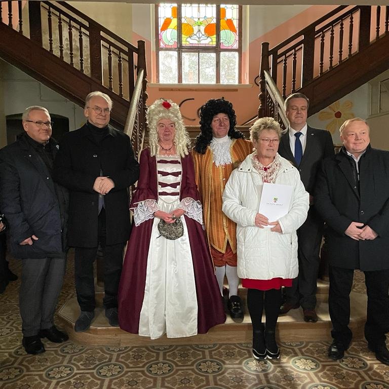 sachsenanhalt's tweet photo. Leistungsfähigkeit und die Lebensqualität in der #Kohle|region verbessern. MP @reinerhaseloff überreicht einen Förderbescheid i.H.v. knapp 630T€ zur Sanierung des Ritterguts #Plotha als Begegnungsstätte. Die Gesamthöhe der #Förderung beläuft sich auf 9 Mio€. #SachsenAnhalt https://t.co/YFfQW2TIl6