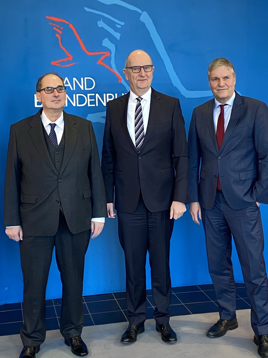 Wirtschaft und #Brandenburg - das funktioniert gut zusammen. Zum Antrittsbesuch bei Dietmar #Woidke unterstrich UVB-Hauptgeschäftsführer Alexander Schirp zusammen mit UVB-Präsident ⁦<a href="/stefanmoschko/">moschkostefan</a>, dass das Land auf einem guten Weg ist. ⁩⁦<a href="/staatskanzleibb/">Staatskanzlei Brandenburg</a>⁩