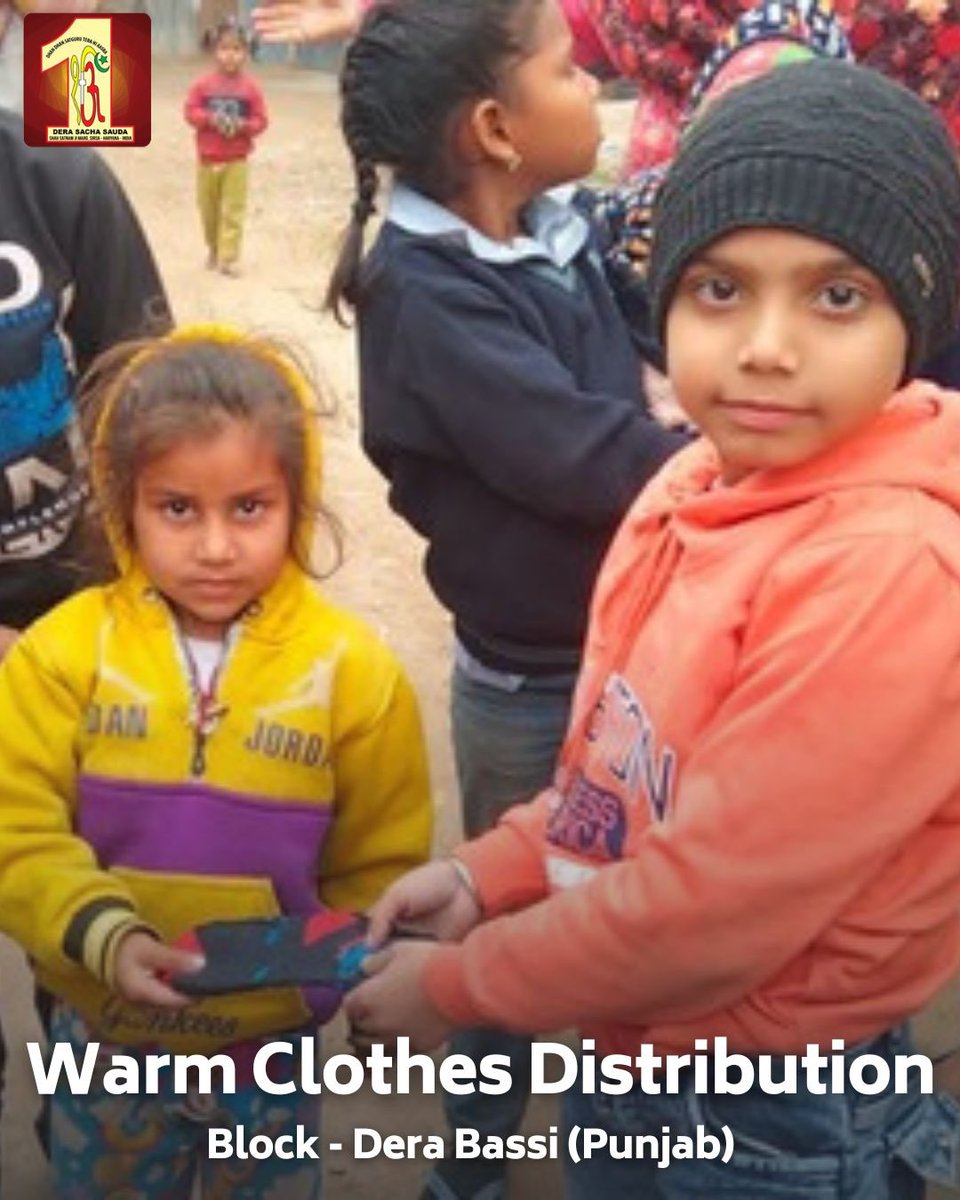 DSSNewsUpdates's tweet photo. In the midst of the extreme cold, Dera Sacha Sauda volunteers shine as beacons of warmth and compassion. Through their blanket and woolen clothes distribution drive, they offer not just warmth but also a lifeline to families living near roads. Their selfless acts touch the heart and soul. #WinterCare #WoolenClothDistribution #DeraSachaSauda