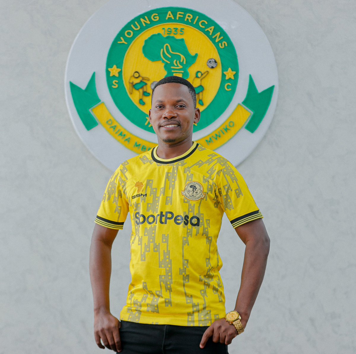 YoungAfricansSC's tweet photo. Karibu #TimuYaWananchi Jimmy Kindoki, 
Afisa idara ya Wanachama na Mashabiki Young Africans SC. 

#TimuYaWananchi 
#DaimaMbeleNyumaMwiko https://t.co/6ifPXInLS3