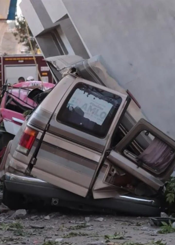 Y ésta es la camioneta que, junto con el taxi que está adelante, recibieron todo el tonelaje de la dovela que los aplastó... Nótese que la camioneta tiene una calcomanía en un cristal trasero con las siglas de AMLO... ¿Casualidad o destino?