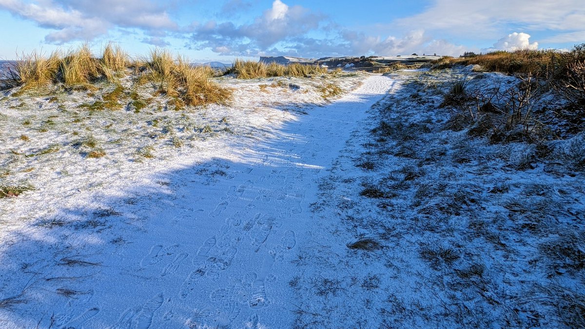 annlizkelly's tweet photo. Snow on the beach in Ballycastle #Ballycastle  #NorthCoast #CausewayCoast  @bbcweather @deric_tv #VMWeather @DiscoverNI @LoveBallymena @WeatherCee @angie_weather @Louise_utv @WeatherAisling @barrabest @Ailser99 @nigelmillen @EventsCauseway @carolkirkwood @geoff_maskell https://t.co/gIEvxXgfIF
