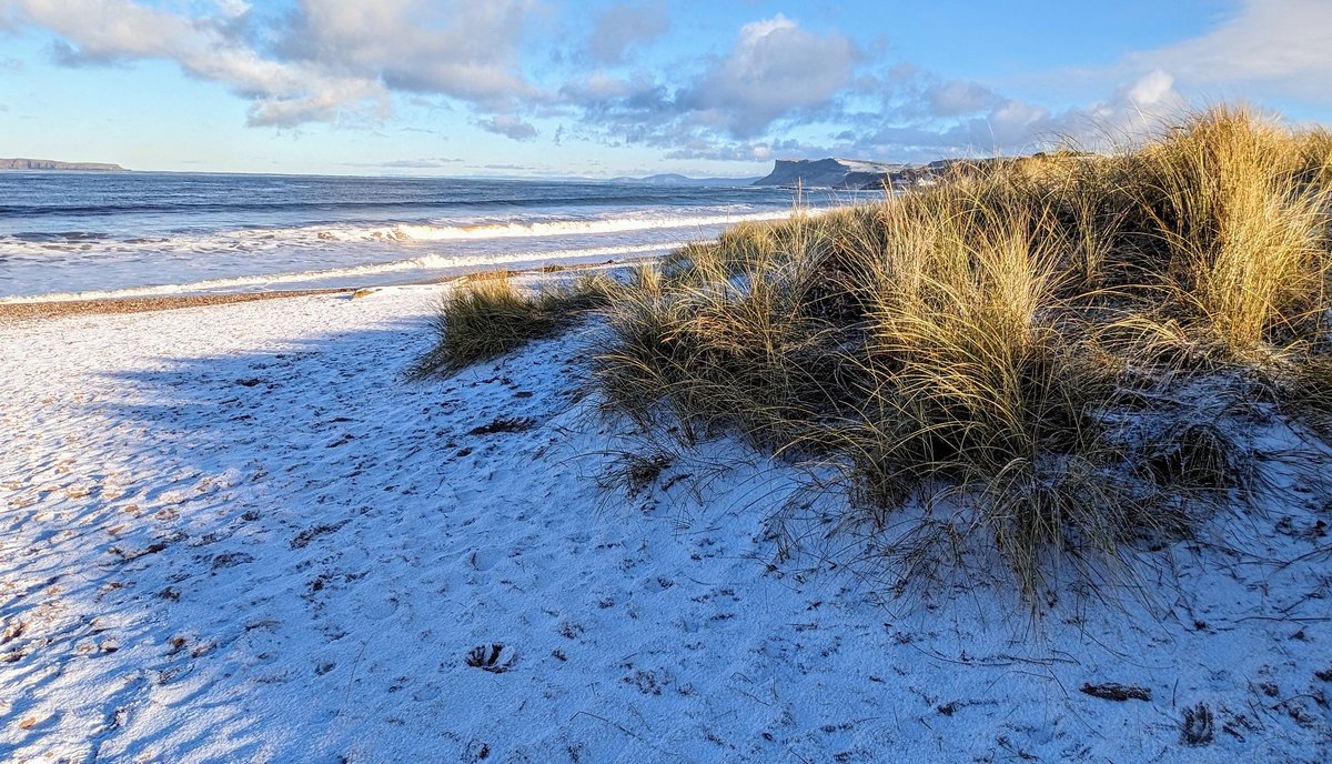 annlizkelly's tweet photo. Snow on the beach in Ballycastle #Ballycastle  #NorthCoast #CausewayCoast  @bbcweather @deric_tv #VMWeather @DiscoverNI @LoveBallymena @WeatherCee @angie_weather @Louise_utv @WeatherAisling @barrabest @Ailser99 @nigelmillen @EventsCauseway @carolkirkwood @geoff_maskell https://t.co/gIEvxXgfIF