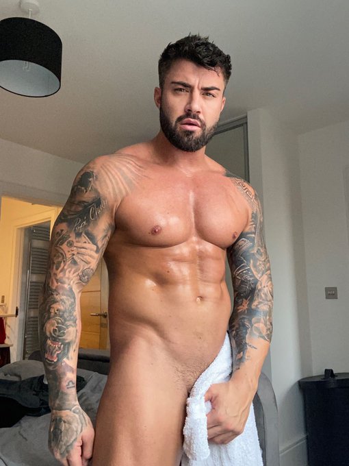 RT if you want to stop my towel off 😏🥵 50% discount on my OF ⬇️ https://t.co/SksSyEBina