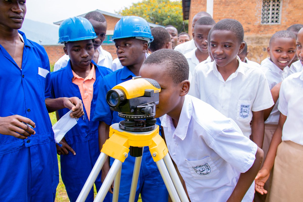 Fr_Ramon_K_TVET's tweet image. 1/5
&quot;#NanjyeNdiTVET&quot;! Iyo ni yo yari intero mu imurikabikorwa ryabaye ejo ku wa 16/01/202. Ryitabiriwe n&apos;amashuri ane yegereye ishuri ryacu afite #O_level, abatumirwa barimo na @ZiplineRwanda, abaturiye ikigo n&apos;abagize umuryango mugari w&apos;ishuri.
@RTB_Rwanda
@KabgayiOf 
@Kamonyi