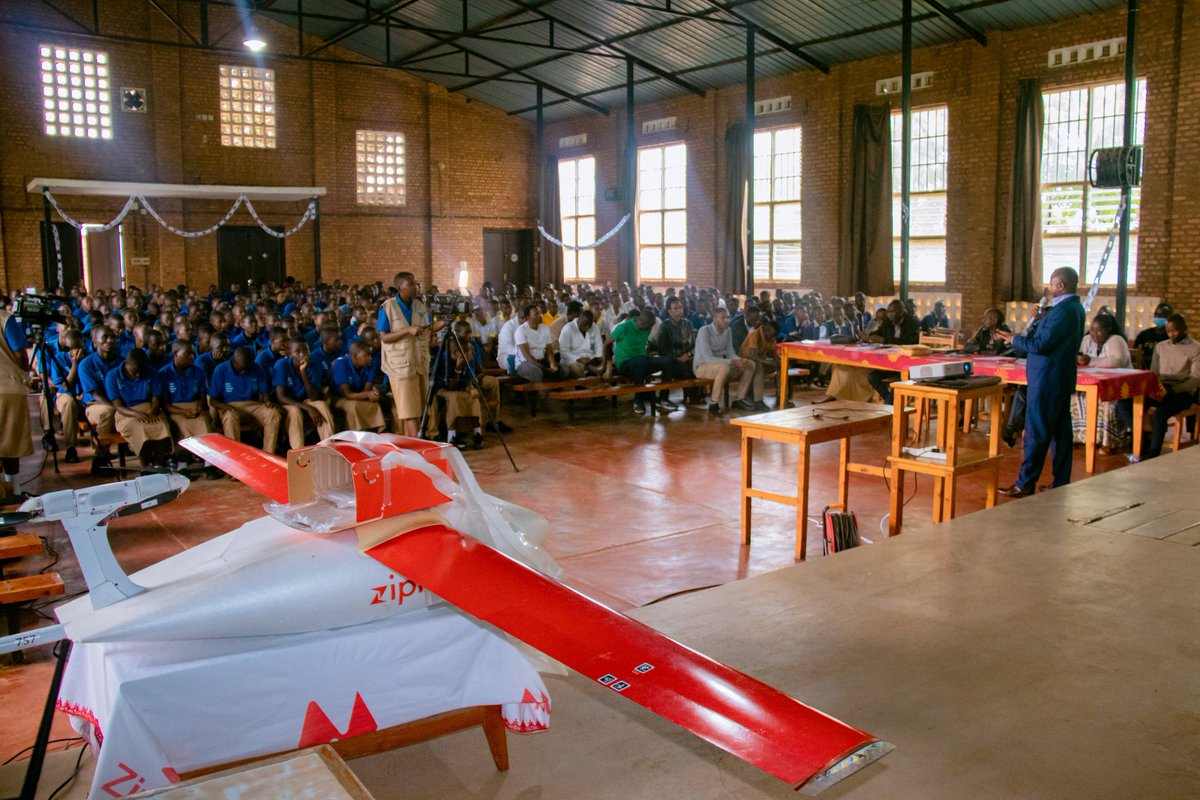 Fr_Ramon_K_TVET's tweet image. 1/5
&quot;#NanjyeNdiTVET&quot;! Iyo ni yo yari intero mu imurikabikorwa ryabaye ejo ku wa 16/01/202. Ryitabiriwe n&apos;amashuri ane yegereye ishuri ryacu afite #O_level, abatumirwa barimo na @ZiplineRwanda, abaturiye ikigo n&apos;abagize umuryango mugari w&apos;ishuri.
@RTB_Rwanda
@KabgayiOf 
@Kamonyi