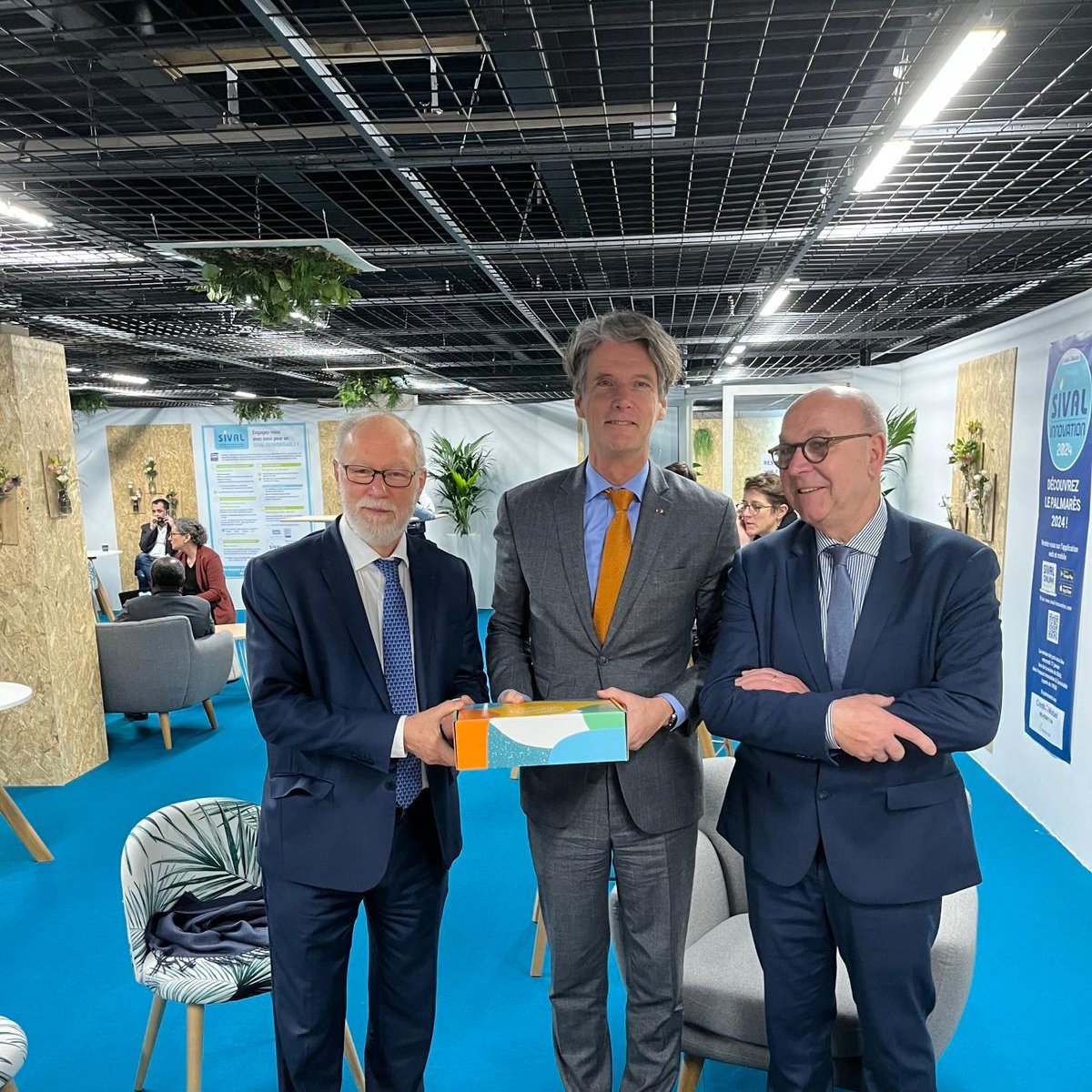 La visite de l’ambassadeur des Pays-Bas @JanVersteegBZ au Salon des productions végétales ⁦@SIVAL_ANGERS⁩ n’est pas passée inaperçue. Les liens franco-néerlandais 🇳🇱🇫🇷 en #horticulture et #maraichage sont forts et ont un bel avenir devant eux.