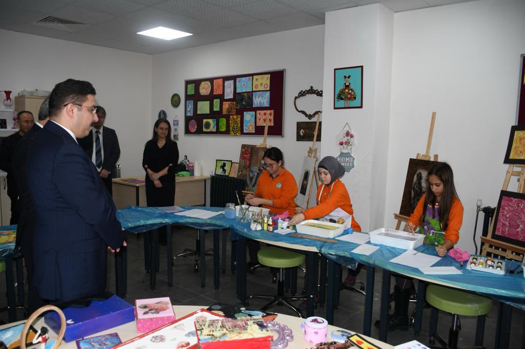 mudanyakymkligi's tweet photo. Kaymakamımız Sayın Ayhan TERZİ, Halit Paşa Ortaokulu’nda bulunan Müzik ve Ebru atölyesini ziyaret etti. Öğrencilerin müzik dinletisi ve ebru çalışmasına katıldı. Öğretmen ve öğrencileri tebrik ederek başarılar diledi. https://t.co/YvJVcrD8e2