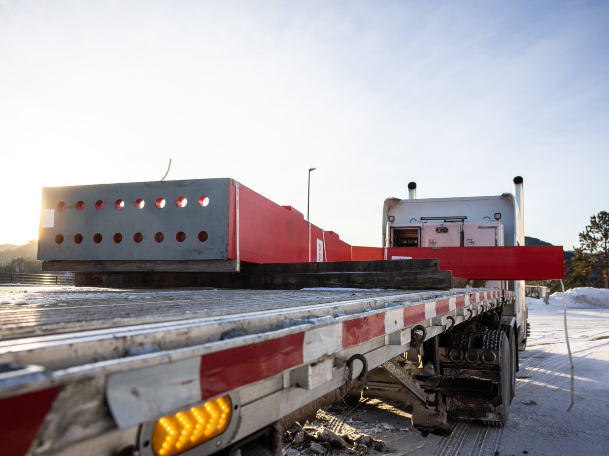 CERN_FR's tweet image. Livraison spéciale depuis l&apos;étranger 📦

La #PhotoDeLaSemaine du CERN montre les composants chauds de l&apos;expérience DUNE, fournis par le #CERN, arrivant au @Sanfordlab, aux États-Unis. #DUNEscience

Lisez les dernières nouvelles sur DUNE : home.cern/news/news/expe…
