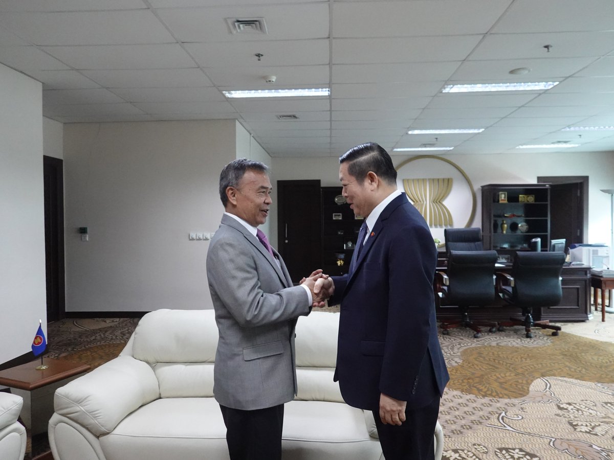 This morning, SecGen Dr. Kao Kim Hourn received a courtesy call from Ambassador Pou Sothirak, Distinguished Senior Advisor of the Cambodian Center for Regional Studies. They exchanged views on emerging regional and international issues.