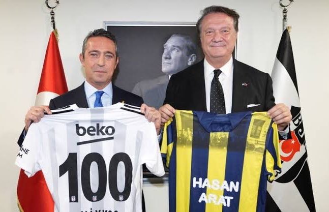 🚨 Hükümetin adayı Murat Kurum, üç büyük kulübü ziyaret etti.

⚪️ Beşiktaş başkanı Hasan Arat taraf tutmadı.
🔵 Fenerbahçe’nin yüce başkanı Sayın Ali Koç taraf tutmadı.
🟠 Galatasaray başkanı Dursun Özbek: “Murat Kurum, İstanbul için şanstır!”

Camia karakterlerinin özeti…