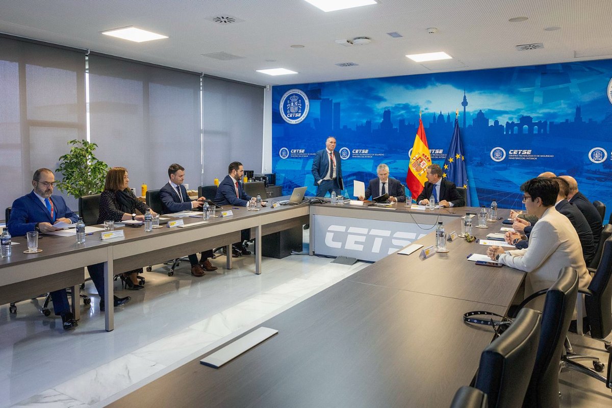 interiorgob's tweet photo. Los principales responsables de la #OCC y el #CNPIC han explicado al ministro los retos actuales sobre
➡️ la resiliencia y la protección de las infraestructuras críticas
➡️ la gestión de los servicios esenciales
➡️ la colaboración público-privada con otras entidades https://t.co/fl36gF7fBu