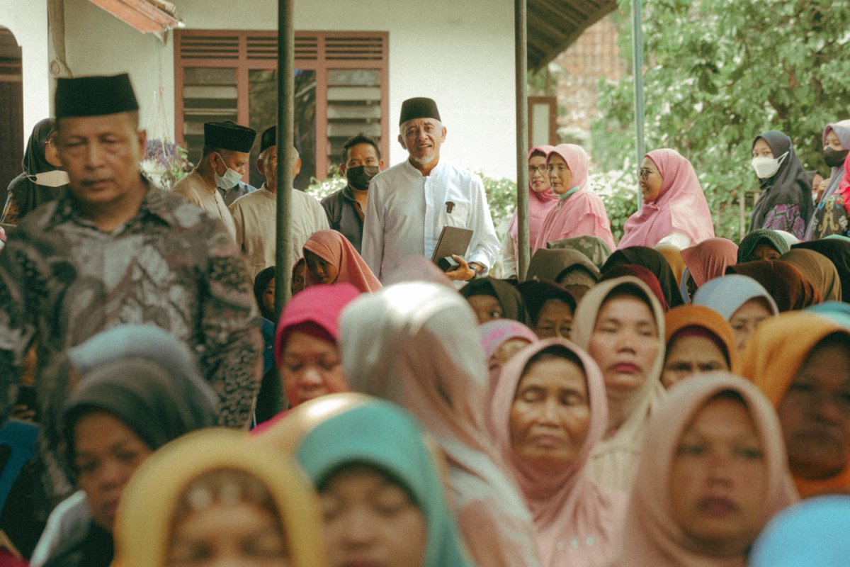 Senyum adalah anugerah Tuhan bagi setiap manusia yang mengandung cahaya kebaikan dan kesucian, membawa kedamaian bagi yang melihat.

#sripurnomo #spfordiy #amanatnasional