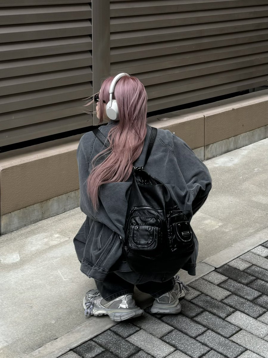 giro__tanaka's tweet photo. pink &amp; dark denim 👚🩶🎧
新しい髪色に合わせてスタイリング。 https://t.co/HqKzQ9dUXY