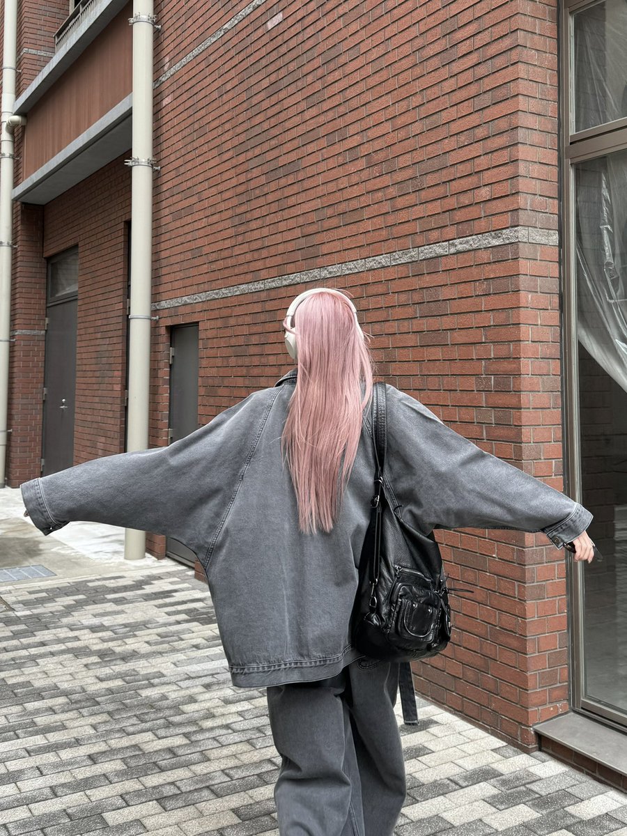 giro__tanaka's tweet photo. pink &amp; dark denim 👚🩶🎧
新しい髪色に合わせてスタイリング。 https://t.co/HqKzQ9dUXY