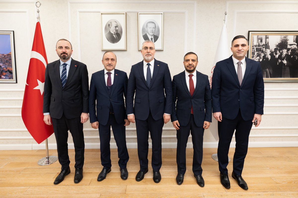 ozsagliksen's tweet photo. Ek Protokol Mücadelemiz Devam Ediyor

Öz Sağlık-İş Genel Başkanı Devlet Sert ve yönetim kurulu üyeleri, binlerce kamu işçisinin ücretlerinin enflasyon karşısında korunabilmesi için Ek Protokol talebini, Çalışma ve Sosyal Güvenlik Bakanı Vedat Işıkhan’a iletti. 

Görüşmede Genel Başkan Sert, Ek Protokol’ün yapılmasıyla binlerce işçinin enflasyona karşı korunacağını ve sahada büyük bir memnuniyet oluşacağını dile getirdi.

Haberin devamına web sitemizden ulaşabilirsiniz⤵️
https://t.co/vIQbaihtvz