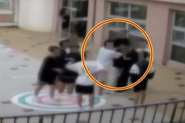tang__kira's tweet photo. TW // Bullying 

Tidak terima anaknya yang masih SD  jadi korban bullying, sang ayah berkata bahwa dia akan menyebarkan  catatan kriminal para pelaku bullying ke SMP, SMA, kampus, bahkan tempat kerja mereka nantinya.

Sang ayah merasa hukuman bagi pelaku bully anaknya terlalu ringan.