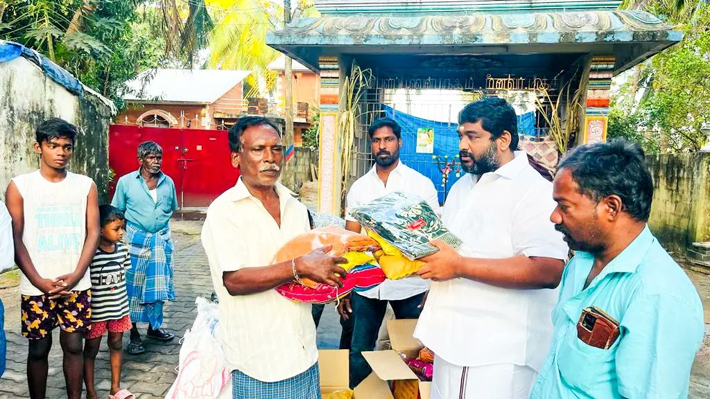 GRagavanOffl's tweet photo. செங்கல்பட்டு கிழக்கு  மாவட்டம், திருக்கழுக்குன்றம் கிழக்கு ஒன்றியம்
மாமல்லபுரம் பேரூராட்சி 15 வது வார்டு வெம்புருஷம் பகுதியில் பொங்கலை முன்னிட்டு
இன்று  பொது மக்களுக்கும் பொங்கல்  பரிசுத் தொகுப்பு  வழங்கிய போது. https://t.co/hkIgn8TVEk