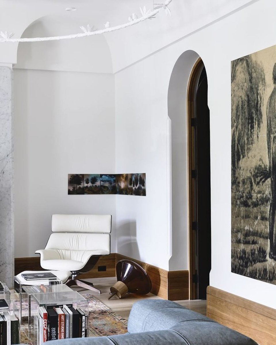 kmpfurniture's tweet photo. ..and relief from the busy world outside.

Within each corner, fold, and arch there is a sense of purpose carefully woven to create the embodiment of serenity and quiet luxury.

#modernhome #luxuryfurniture #furnituredesign #interiordesigninspo #miamiinteriordesign #coralgables https://t.co/F8ChcRKyZF