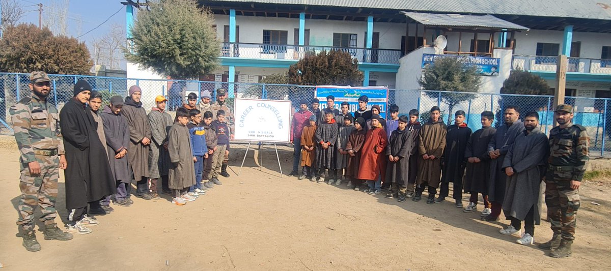 Vaasta_A_Ulfat's tweet photo. #IndianArmy empowers #Shopian youth. Career counseling session guides local youths on diverse options, #emphasizing individual choices & introducing lesser-known #career paths.
#CareerGuidance #Kashmiris #JammuKashmir #YouthEcoSummit2024 @adgpi @dmshopian @ItiShopian https://t.co/Je3YhtnP1a