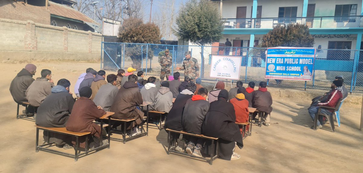 Vaasta_A_Ulfat's tweet photo. #IndianArmy empowers #Shopian youth. Career counseling session guides local youths on diverse options, #emphasizing individual choices & introducing lesser-known #career paths.
#CareerGuidance #Kashmiris #JammuKashmir #YouthEcoSummit2024 @adgpi @dmshopian @ItiShopian https://t.co/Je3YhtnP1a